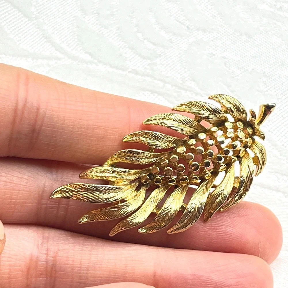 Vintage‎ LISNER Gold Tone Textured Leaf Feather Pin Brooch